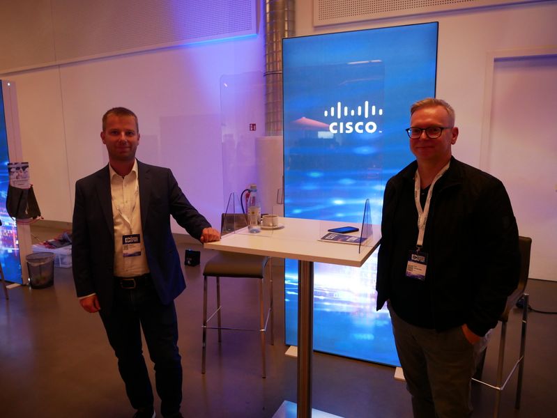 Stefan Schonert und Tim Janitschke hießen die Teilnehmer am Stand von Cisco willkommen. (Vogel IT-Medien GmbH)