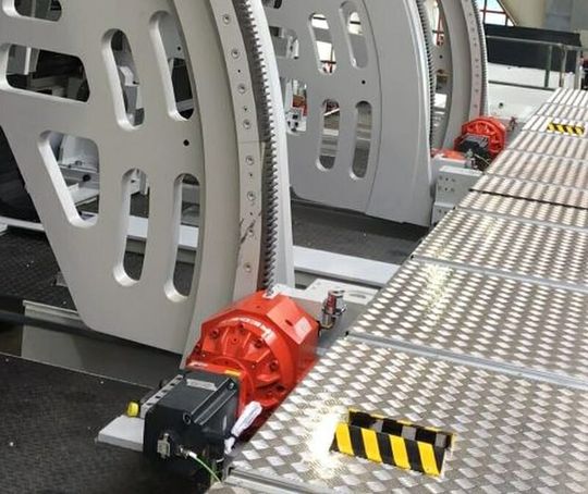 (Die Ecospeed F-Bearbeitungszentren von Starrag wurden unter anderem für die Produktion von Flügelrippen und anderen Strukturbauteilen von Flugzeugen entwickelt. Vier Drehkränze bewegen den 10 Meter langen Werkstückträger mit dem zu bearbeitenden Bauteil um 90°. Bild: Redex)