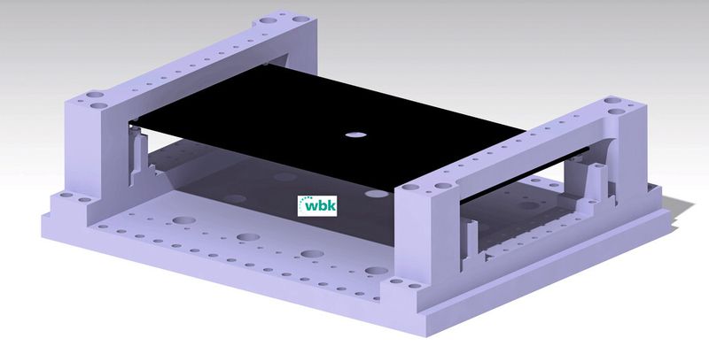Flexible Versuchsanordnung	 Mit dieser Vorrichtung für für Versuche mit Drei- oder Vierpunktfixierung für flächige Compositeproben. (Bild: wbk/KIT)