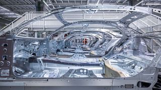 Wie werden aus vielen Einzelteilen möglichst effizient und flexibel neue Autos? Das diskutieren wir mit Produktionsexperten beim Smart Factory Day in Berlin. (Bild: Mercedes-Benz)