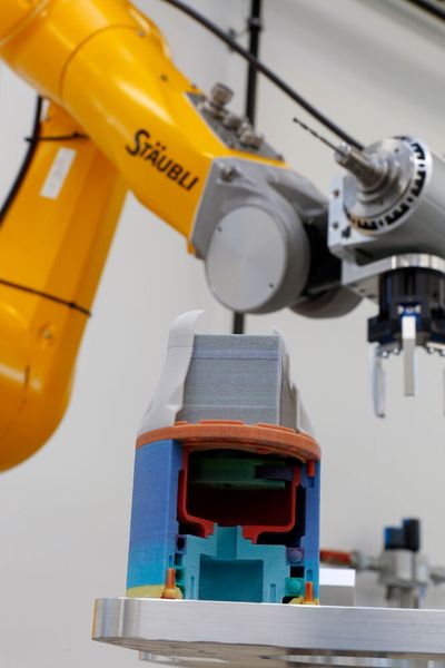 Die Möglichkeiten digitaler Fertigungsprozesse werden in der smarten Fabrik entlang der Wertschöpfungskette eines Getriebemodells gezeigt.  (Bild: Lunghammer / TU Graz)