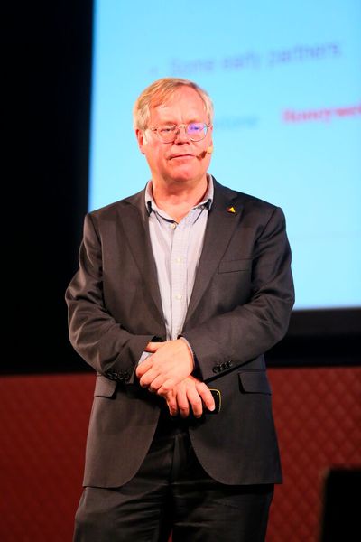 Axis-Gründer Martin Gren gibt einen Überblick über die Historie sowie über technische Innovationen. (Bild: Axis)