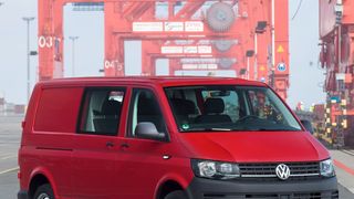 Serienmäßig ausgestattet mit ESP, ABS, ASR, EDS und Bremsassistent ist der Transporter Kastenwagen Plus bereit für Aufgaben aller Art. (VWN)