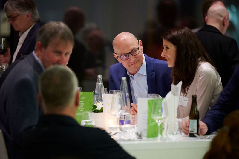 Impressionen vom ELEKTRONIKPRAXIS Frühlingsfest 2023 im Ketterer Kunst mit der Verabschiedung von Johann Wiesböck.  (Bild: © EYE AM CHRIS)