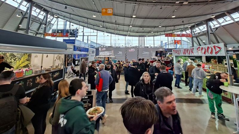 Oldtimer- oder doch eher Verbrauchermesse: eine der Foodmeilen. (Bild: Dominsky – VCG)
