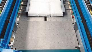 Hier ist im Bild das Fahrgerüst für den Einzel- oder Doppelabschieber zu sehen. Die Lagengröße bis 1500 x 1300 Millimeter kann vorbereitet und zum Ablegetisch abgeschoben werden.  (Bild: Beumer)