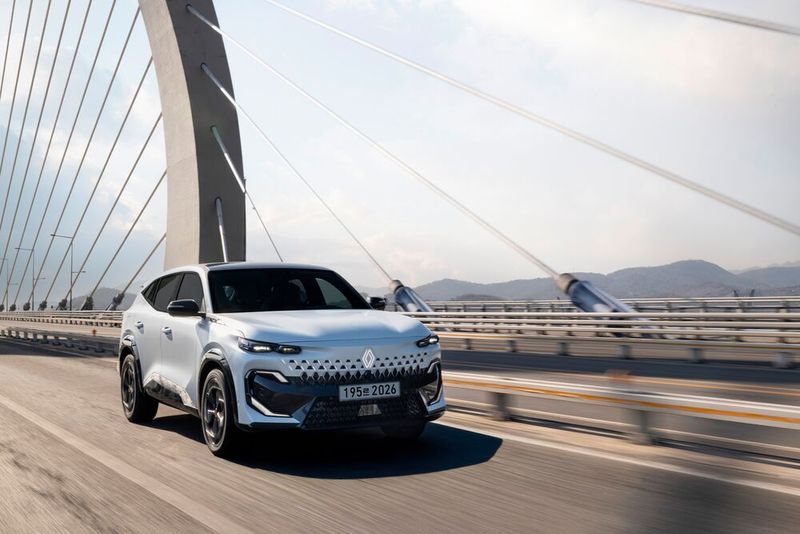 Neben etablierten Modellen wie dem Kia Sorento oder dem Hyundai Santa-Fe, die hier sonst das Straßenbild prägen, wirkt der Renault eigenständiger  (Bild: Renault)