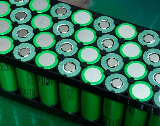 Lithium-Ionen-Batterien unterliegen einem bisher nur theoretisch erklärten Kapazitätsverlust. Dieser konnte von deutschen Forschern nur auch in der Praxis erforscht, bestätigt und erklärt werden: Der kupferne Stromkollektor der Batterie zieht Lithium an und hält es fest ...(Bild:  Battery Source)