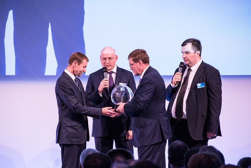 Spontane Geburtstagsüberraschung: Die russische Delegation von Transnex übergibt ein Geburtstagsgeschenk an Siemens Vorstandsmitglied Klaus Helmrich (links). (Richter/konstruktionspraxis)