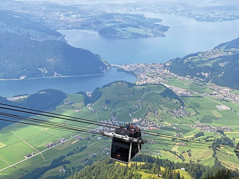 Weltweit einzigartig: Die Cabrio-Bahn am Stanserhorn mit offenem Oberdeck. (Bild: Anne Richter, SMM)