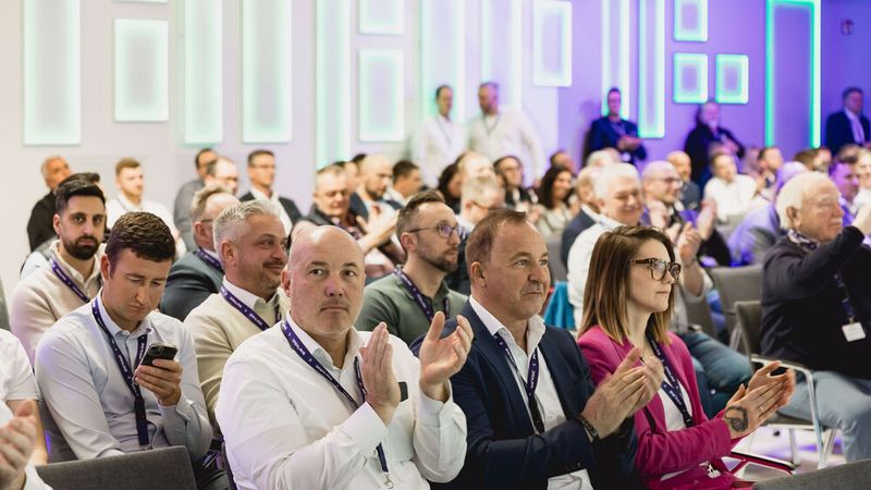 Das Publikum applaudierte zu neuen Erkenntnissen und spannenden Einsichten, die der Deutsche Remarketing Kongress 2024 bot. (Bild: Stefan Bausewein)