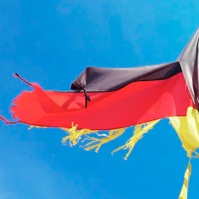 Der Wirtschaftsstandort Deutschland hängt zwar noch nicht in Fetzen, aber angeknabbert ist er deutlich, sagen die Forscher vom Ifo-Institut. Hier einige Prognosen und Forderungen für die kommenden Jahre ... (Bild: German Flaggs)