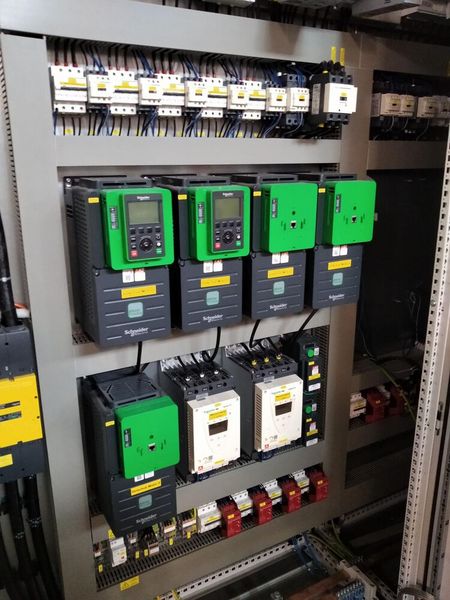 Rösberg hat die Steuerung der Hobelanlage sicherheitstechnisch auf aktuellen Stand gebracht und in die Anlage integriert.  (Bild: Mocopinus)