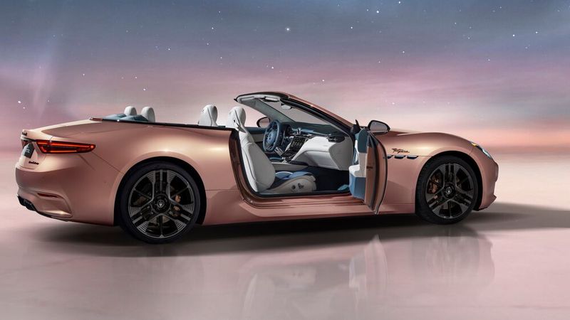 Ab dem Sommer verkaufen die Italiener ihren fünf Meter langen 2+2-Sitzer Gran Cabrio auch als Folgore und ersetzen den Achtzylinder durch einen Akkupack. (Bild: Maserati)