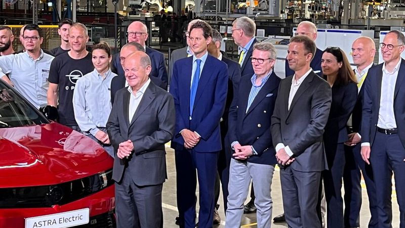 Vor genau 125 Jahren startet Opel mit dem Modell seine Automobilproduktion. Das Jubiläum wurde am 8. Juni mit einem Festakt am Opel-Stammsitz in Rüsselsheim gefeiert. Unter den Gästen waren auch Bundeskanzler Olaf Scholz (SPD), Ministerpräsident Boris Rhein (CDU) und Hessens Wirtschaftsminister Kaweh Mansoori (SPD). (Bild: autodrom)