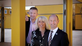 V.l.: Tim Albers, Liesel Albers-Bentlage und Günter Albers bilden die Geschäftsleitung in dem Familienunternehmen ELA Container. (Bild: ELA Container)