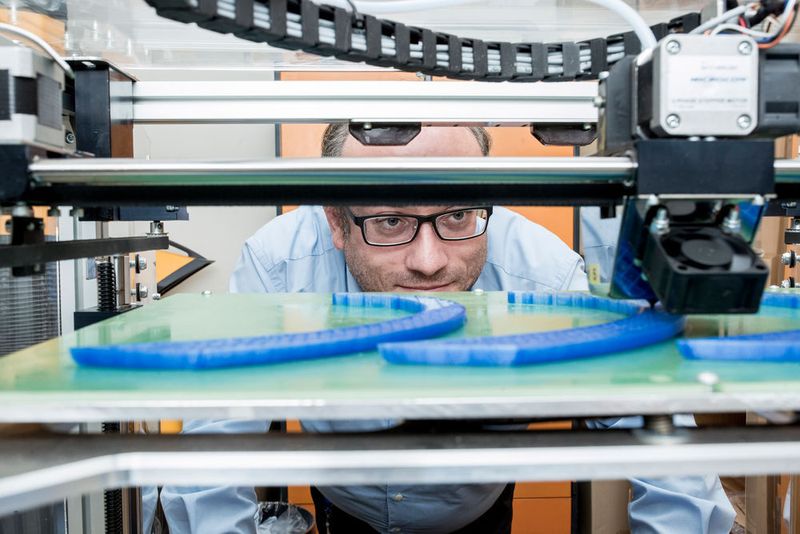Mit der Gründung eines Business Innovation Labs forciert KSB die Nutzung additiver Fertigungsverfahren (3D-Druck) insbesondere für Ersatzteile. Im Bild: Ein Werkstofftechniker druckt 3D-Polymer-Gusskerne. (KSB)
