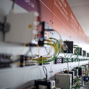 LAPP demonstriert mit einem Automatisierungsmodell, wie Sensoren, Aktoren, Leitungen und Netzwerkkomponenten Daten zuverlässig in die Cloud übertragen. (Bild: Lapp)