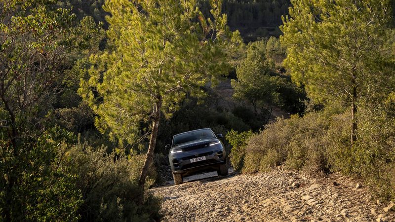 Generell eignet sich ein Elektroantrieb besser fürs Gelände als herkömmliche Motoren. Das zeigt eine Fahrt mit dem Range Rover Sport Plug-in-Hybrid. (Bild: Range Rover)