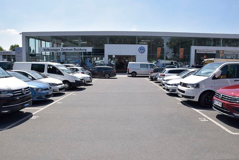 Viel los hier: Die Parkplatzsuche auf dem Gelände des VW-Zentrums ist nicht ganz einfach. (Bild: Jan Rosenow)