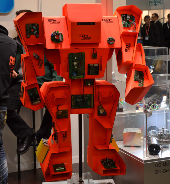 EPH elektronik hat sich Roboter-Unterstützung auf den Stand geholt, um u.a. Drehzahlregler für DC-Antriebe zu bewerben.  (Bild: PROCESS/JAB)
