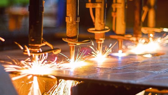 Fertigungsunternehmen, die bisher wenig in die Digitalisierung investiert haben, müssen entsprechende Strukturen aufbauen, um sich widerstandsfähig aufzustellen.(Bild:  Getty Images)