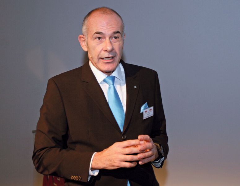Stefan Zatti, Geschäftsleitungsmitglied bei der Otto Hofstetter AG, berichtete von der Entwicklung seines Unternehmens von der Manufaktur zum modernen Werkzeugbauunternehmen. (Bild: Anne Richter, SMM)