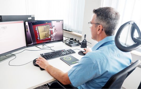 Bei Diehl Aviation verlässt kein NC- und kein Roboter-Programm die „Tooling“-Abteilung, ohne dass sie auf Kollision geprüft sind. Bei Diehl Aviation verlässt kein NC- und kein Roboter-Programm die „Tooling“-Abteilung, ohne dass sie auf Kollision geprüft sind.