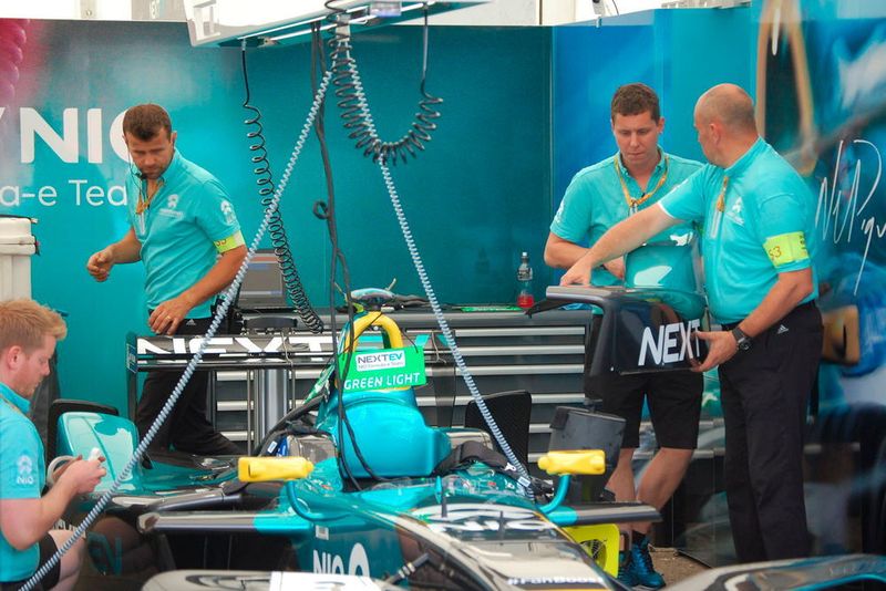 Wie der Vater so der Sohn: Mechaniker bereiten das Auto von Nelson Pequet Jr., dem Sohn der Formel-1-Legende Nelson Pequet Senior, vor. (Benjamin Kirchbeck)
