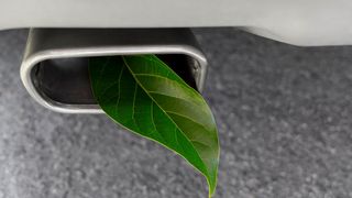 E-Fuels sind synthetische Kraftstoffe, die mir regenerativer Energie aus Wasserstoff und CO2 hergestellt werden. (Clipdealer)