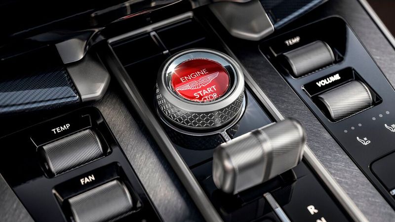 Der rote Startknopf ist eine Hommage an den Ur-Vanquish, bei dem sich ein roter Startknopf im oberen Drittel der Mittelkonsole befand. (Bild: Aston Martin)