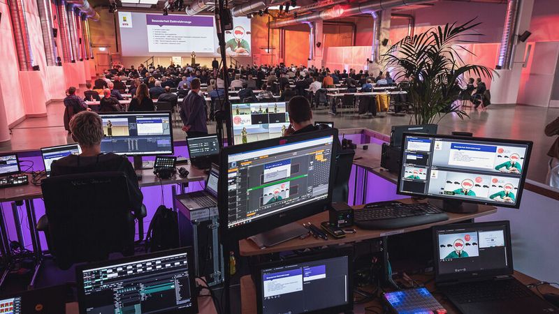 68 Teilnehmer verfolgten Online das Geschehen im Vogel Convention Center. (Bild: Stefan Bausewein)