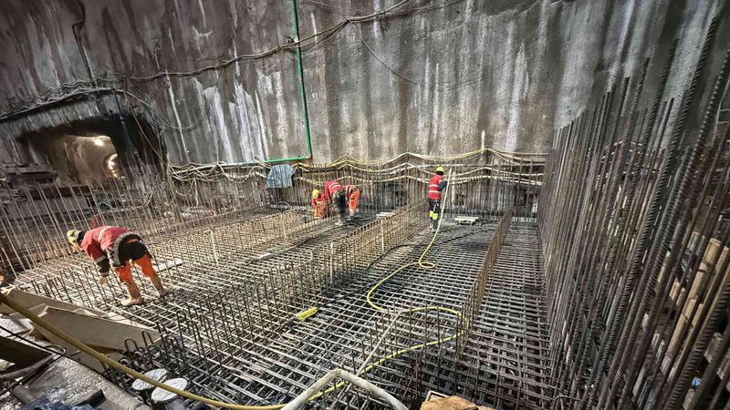 Derzeit liegt der Schwerpunkt der Arbeiten auf dem Beton- und Ausbaufortschritt in den untertägigen Kavernen.(Bild:  Porr)