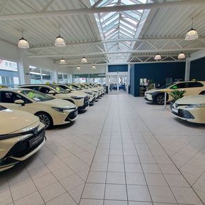 Taxis soweit das Auge reicht: Das Autohaus S+K stellt im Taxiwerk, das es sich mit dem Umrüster Heinz Reuss teilt, seine komplette Palette an Toyota-Taxis aus. (Bild:  Mauritz – VCG)