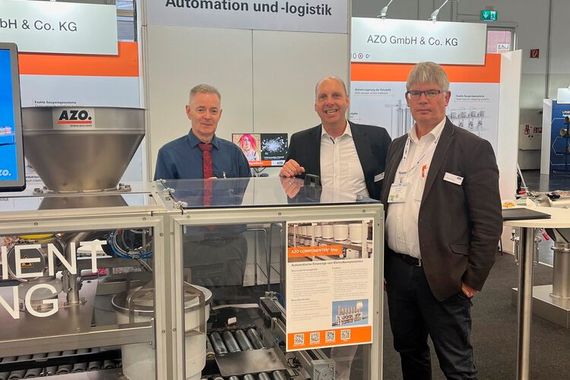 Rolf Schatz, Thomas Reinecke und Axel Rose von AZO (v.l.n.r.) mit dem AZO Componenter Step für die automatische Einwaage von Kleinstkomponenten. (Bild: SCHÜTTGUT)