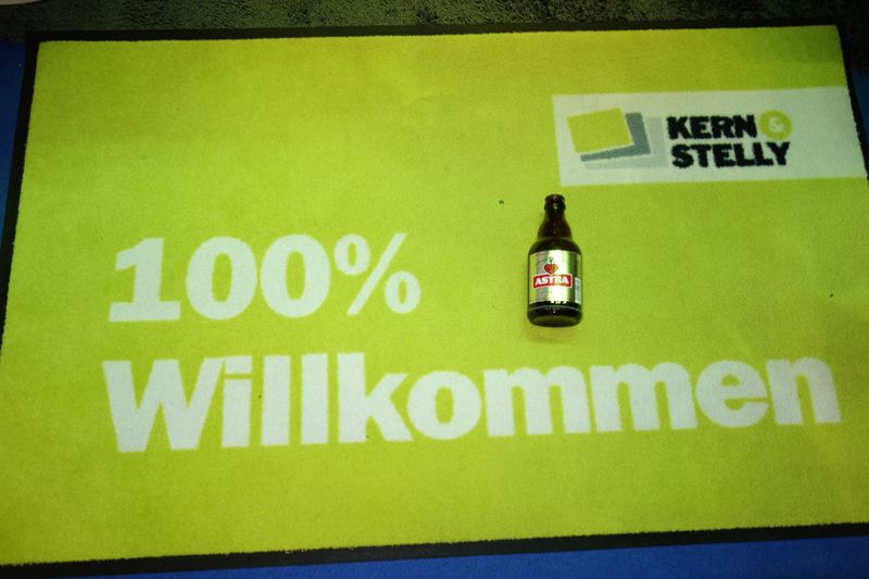 Der Hamburger Distributor Kern & Stelly hieß jeden Willkommen                                ()