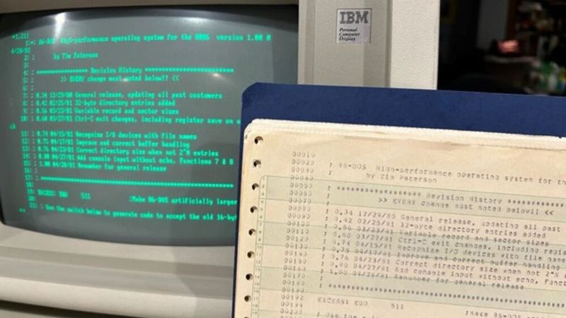 Ein früher IBM-PC, nebst einem Teil der Ausdrucke, die den Quellcode zu x86-DOS enthalten.(Bild:  Rich Cini, Microsoft)