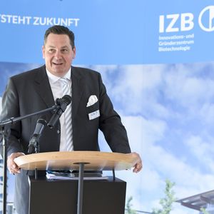 IZB-Geschäftsführer Peter Hanns Zobel, dblickt auf 20 erfolgreiche Jahre  Blick auf die erfolgreichen Jahre Innovations- und Gründerzentrum für Biotechnologie zurück.