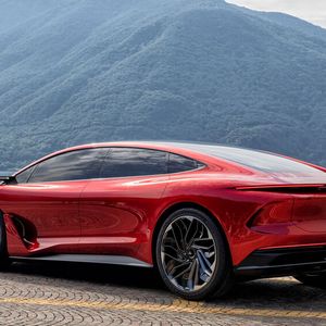 Mit langem Radstand und extrem kurzen Überhängen sieht das Modell tatsächlich anders aus als andere Limousinen.(Bild:  Aehra)