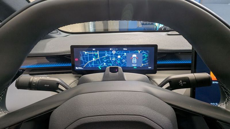 Flankiert wird der Touchscreen in der Mittelkonsole von einem 10,2 Zoll großen Display über dem Lenkrad. Es dient als Bordcomputer. (Bild: Mauritz – VCG)