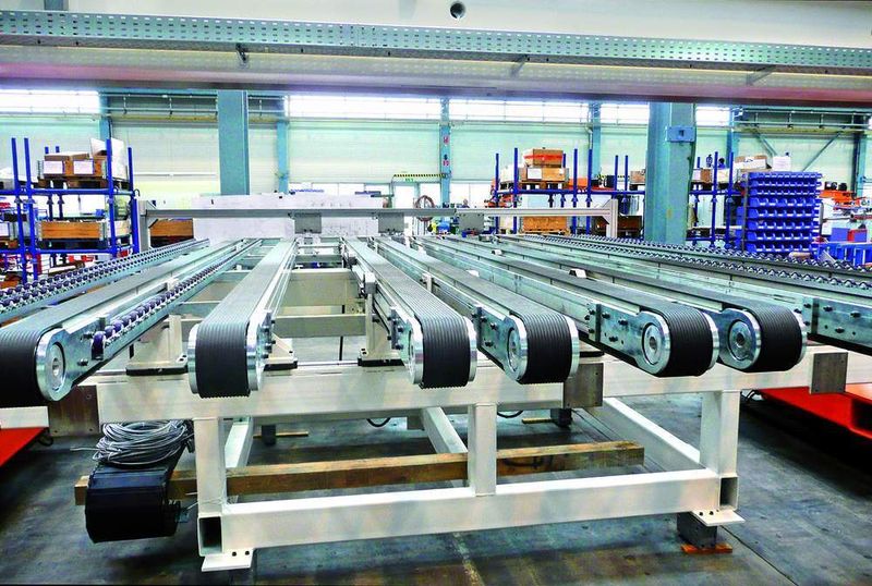 Bild 2: Transportband für den Platinenlader: Hier werden die Blechtafeln nach der Entnahme per Roboter von der ersten Entstapelstation abgelegt.Bild: Kuhn (Archiv: Vogel Business Media)