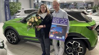 Glückliche Gewinnerin: Sandra Schröder und ihr Freund Hendrik Wiegel sind jetzt ein Jahr lang mit dem Opel Mokka unterwegs.  (Bild: ProMotor)
