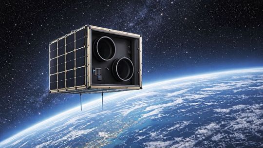 Atmocube basiert auf einem sogenannten 16U-Cubesat, einem kleinen Satelliten von der Größe eines Koffers, und wird für die Mission in rund 500 Kilometern Höhe um die Erde fliegen.(Bild:  KI-generierte Visualisierung eines 16U-Cubesats mit Atmocube-Nutzlast (ChatGPT / OpenAI))