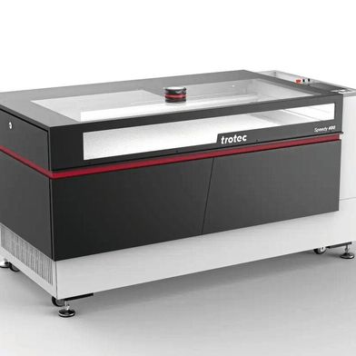 Ab heute erhältlich! Das neue Trotec-Lasersystem Speedy Black Line wurde für Anwendungen in den Bereichen Personalisierung, Bildung, Druck und Beschilderung sowie nicht zuletzt für die industrielle Fertigung entwickelt. Erfahren Sie hier, was es alles kann ... (Bild: Trotec Laser)