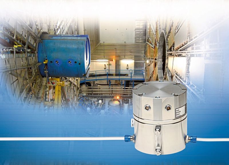 Der Capacitive Hydrostatic Level Sensor CHLS4 mit strahlungsbeständigen Spezialkabel.  (Micro-Epsilon)