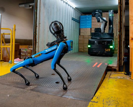 Der Otto-Konzern setzt in der Logistk jetzt auf Robotersysteme von Boston Dynamics. Die smarten Helfer sollen an 20 Standorten ihren Dienst aufnehmen. Die Otto Group vertraut dabei auf die Roboter „Stretch“ (Bild) und „Spot“ (nächstes Bild), liebäugeln aber auch mit dem „Atlas“.(Bild:  Otto Group)