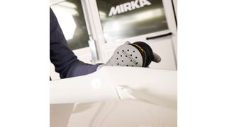 Die sogenannte „Precision Coating“-Technologie soll beim neuen Schleifmittel „Iridium-77mm-Multihole” für eine längere Standzeit und höhere Schleifleistung sorgen. (Mirka)