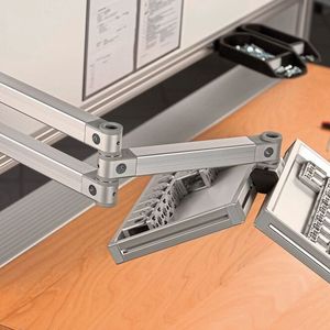 Mit den einbaufertigen Schwenkarmen von Item lassen sich dank der frei einstellbaren Friktion im Gelenk sämtliche Arbeits- und digitale Hilfsmittel direkt griffbereit positionieren. 
