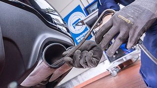 Auch wenn die Schulungen für die AU, AUK, GAP und SP aktuell nicht stattfinden können, verlieren die Fachkräfte in den Werkstätten nicht ihre Prüfbefähigung. (Bild: ZDK)