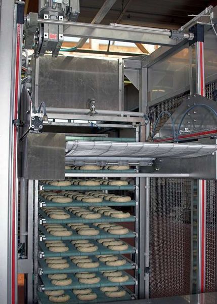Mit elektrischen Linearantrieben wird der Hubtisch vertikal auf die unterschiedlichen Höhen-Positionen der Teiglinge verfahren. (Archiv: Vogel Business Media)